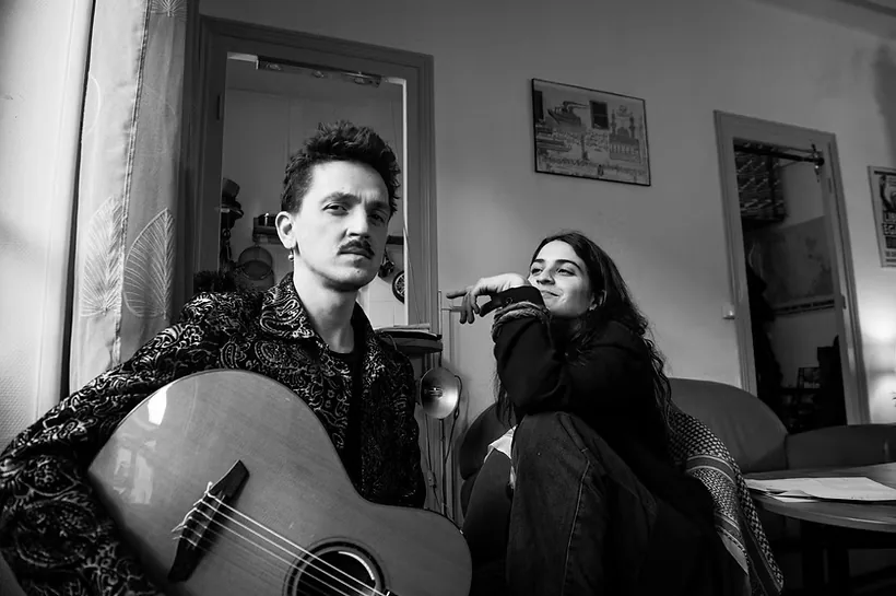 Le duo Miral avec une guitare, artistes de l’édition 2025